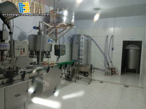Industrial line for bottling beverages such as juices, cocktails, wines and cacha�a.