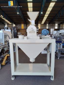 Hammer mill for sugar refinement