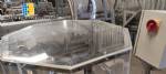 Bottle and jar screwing machine with automatic cap feeding system