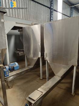 Stainless steel bagging storage silo with screw conveyor outlet