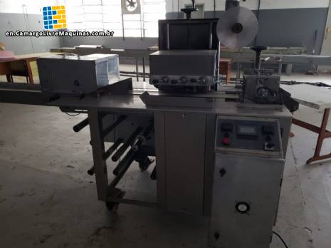 Flow-pack packaging with inverted system and heat shrinkable film