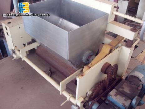 Extruding tables and rolling mills for sweet pastes