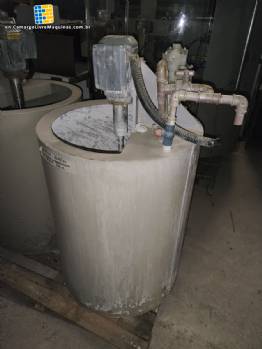 Polymer mixing tank with stainless steel shaft and diaphragm pump, 300 liters.