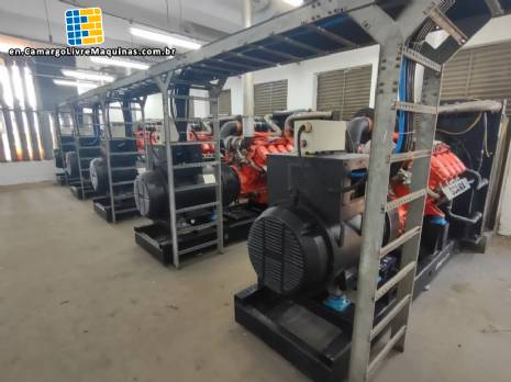 Electric generator with combustion engine