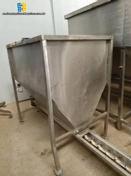 Stainless steel bagging storage silo with screw conveyor outlet