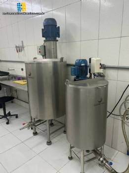 Continuous ice cream and a�a� producer with Lupafrio crusher and syrup mixer