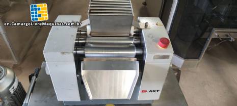 Three-roll refiner for benchtop cylinders for R&D laboratories Exakt